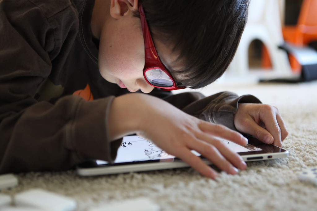 Child plays with iPad (Photo: Flickr/Marcus Kwan)